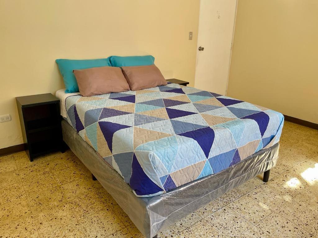 Casa Quetzal Bed & Breakfast Guatemala City Room photo